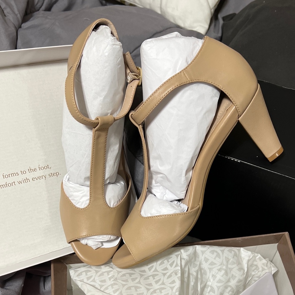NIB T-STRAP OPEN-TOE DRESS SANDALS IN RETRO TAN NUDE SZ 9